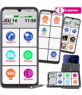 smartphone senior avec un grand ecran